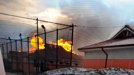 O femeie de 71 de ani a murit carbonizată după ce casa i-a luat foc de la o lumânare aprinsă