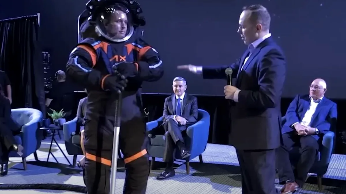 Cum arată noul costum spațial al NASA ce poate fi purtat pe Lună (VIDEO)
