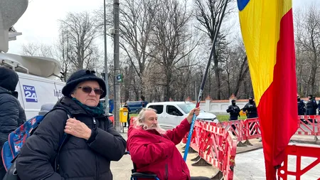 Iohannis a părăsit definitiv Cotroceniul! Ce spun românii care l-au așteptat la ieșirea din palat