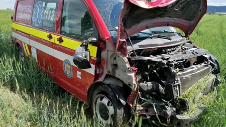 Ambulanță implicată într-un accident rutier, trei victime