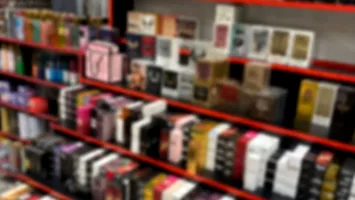 Mafia parfumurilor, vizată de anchetă. Percheziții la comercianții din Dragonul Roșu