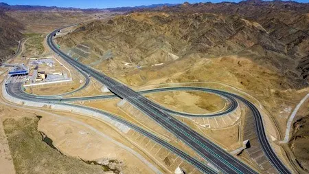 Cum arată cea mai lungă autostradă din lume. Modul în care traversează deşertul (VIDEO)