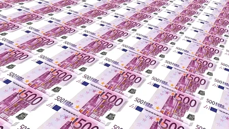 Un bărbat a găsit 1.300 de euro în fața unui bancomat și i-a luat. Polițiștii îl cercetează