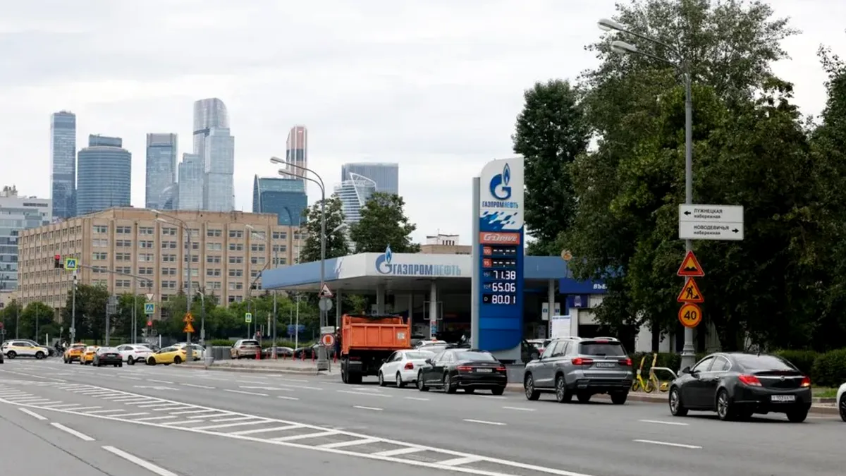 Cozile „umilinței” în Rusia la benzinării. Cum a ajuns cel mai mare exportator de țiței să raționalizeze carburantul