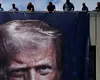 Bannere uriașe cu chipul lui Trump împodobesc unele clădiri federale din Washington D.C. Democrații protestează