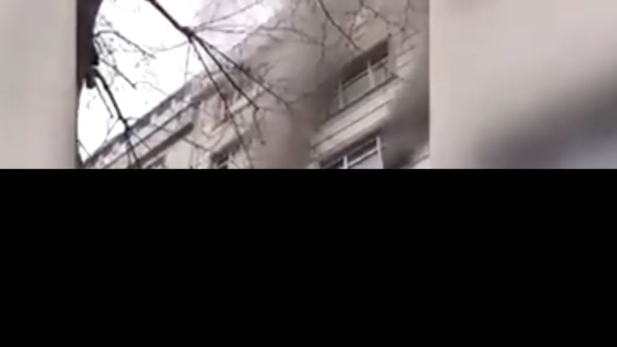 VIDEO O mamă își aruncă copiii de la etajul trei în păturile întinse de vecini pentru a-i salva de incendiu