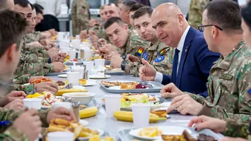 Ilie Bolojan a luat masa cu militarii români aflați în misiune în Bosnia și Herțegovina (VIDEO)