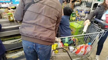 Îmbulzeală în supermarketuri. Românii au trecut pe fructe și legume (foto)