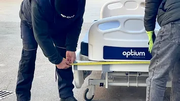 Modernizare cu obstacol la un spital urmărit de probleme. Paturi de 10.000 lei bucata, blocate în uşi