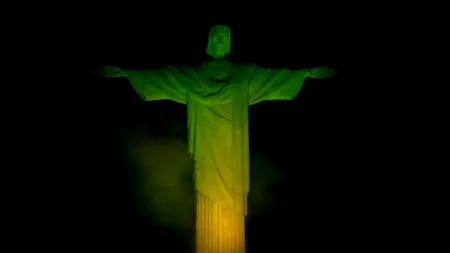 La Rio, statuia Cristos Mântuitorul, cu tricoul lui Pele, Regele fotbalului