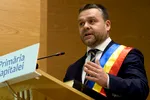 Ciprian Ciucu pune la zid sistemul, dar zilnic e flancat de doi oameni ai sistemului