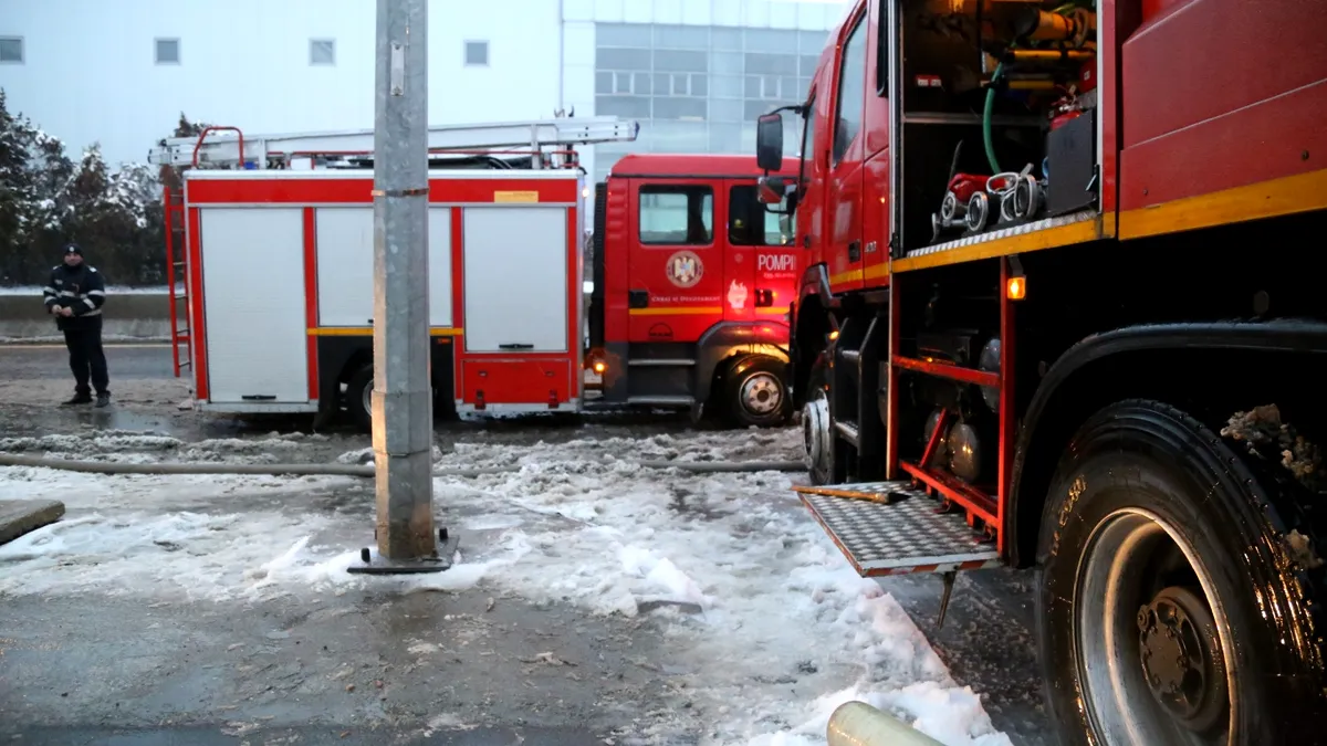 Incendiu la o locuinţă din Bucureştii Noi. Doi copii au fost duși la spital și o femeie de 70 de ani a primit îngrijiri medicale