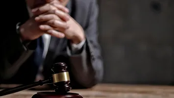 Un polițist care vindea sentințe favorabile, prins de DNA cu zeci de mii de euro și iPhone-uri!