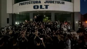 Sute de tineri au organizat un protest împotriva corupției în Slatina! S-a strigat ”Vrem dreptate!”, ”Hoții”