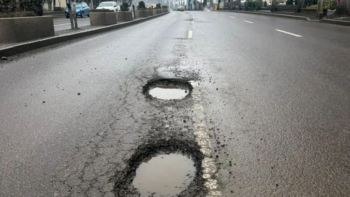 Mașina stricată de gropile din București? Cine plătește reparațiile