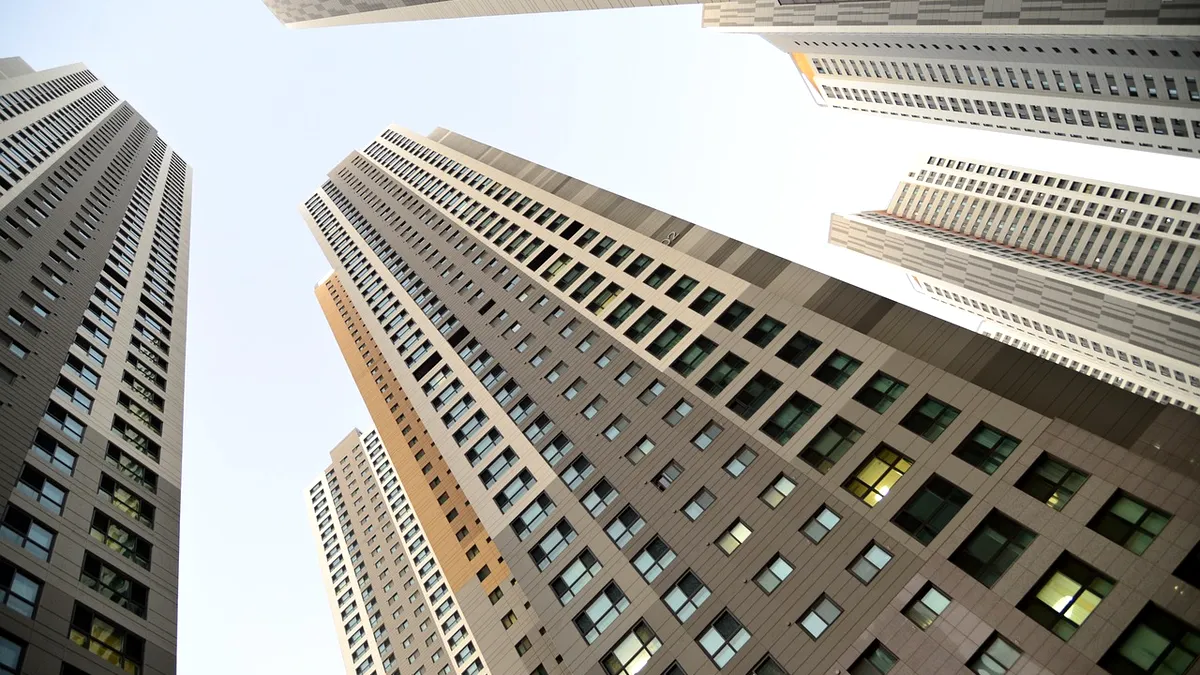 Băncile europene nu vor face faţă unei crize imobiliare, avertizează agenţiile de rating