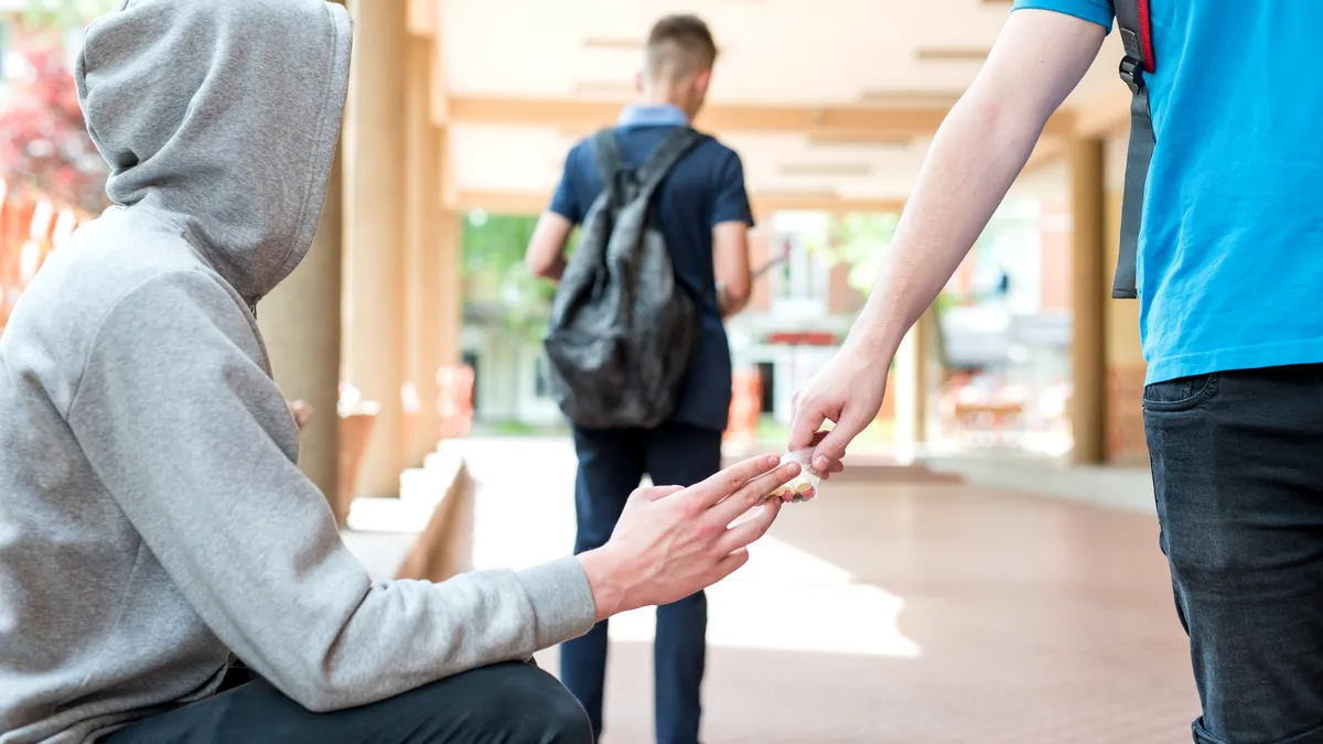 Vârsta consumatorilor de droguri a scăzut la 10-11 ani. Ce face Ministerul Educației?