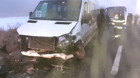 Accident în Sibiu: Microbuz în care se aflau 12 persoane, răsturnat pe DN 14