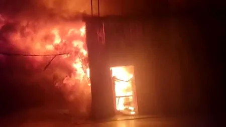 Incendiu puternic la o fabrică de mezeluri din Mizil. Doi pompieri au fost răniți