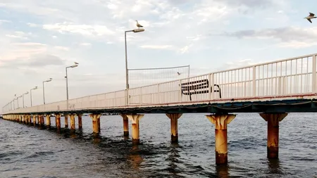 Pasarela pietonală de la Mamaia doar loc de gunoaie acum...