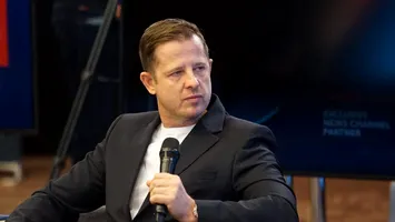 STENOGRAME. Hubert Thuma îl ia în vizor pe Bolojan: Eu nu cred într-un lider mesianic care ia PNL și-l duce pe culmi