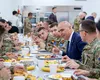 Ilie Bolojan a luat masa cu militarii români aflați în misiune în Bosnia și Herțegovina (VIDEO)