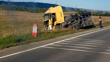 Cisternă cu acid sulfuric răsturnată pe DN1, lângă Voila, Făgăraș. Trafic deviat și intervenție de urgență