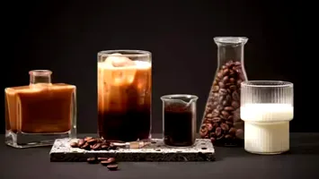 Ghid de supraviețuire pe caniculă pentru consumatorii de cafea. Specialiștii demontează un mit