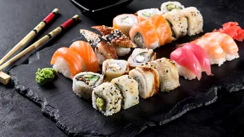 Românii dau sarmalele pe sushi. Record de comenzi în ultimul an