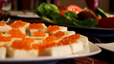 Rușii nu mai au bani de caviar pentru masa de Sărbători. Prețul a ajuns la un nivel record