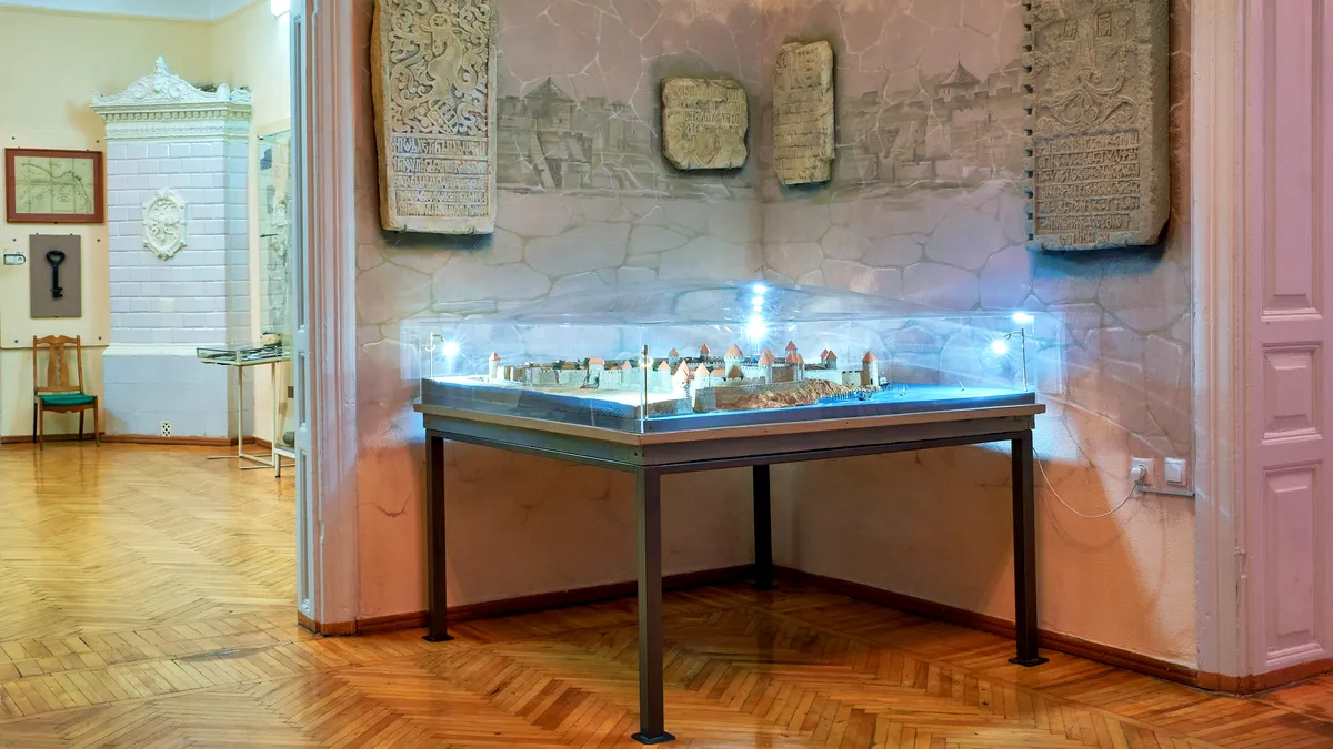 Exponate ucrainene vândute pe piața neagră: Rusia acuzată de furt sistematic de patrimoniu cultural