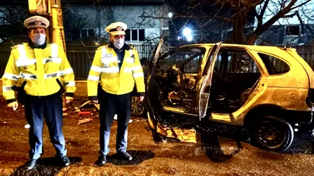 Doi polițiști au salvat un șofer băut, blocat în mașina care luase foc