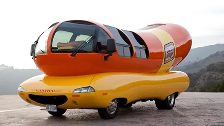 Oscar Mayer oferă șoferilor 35.000 $ pentru a conduce Hot Dog-ul Gigant prin SUA