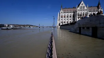 Dunărea a inundat Budapesta: drumuri închise, localități izolate. Sacii cu nisip care ar fi trebuit să oprească apa au fost furați