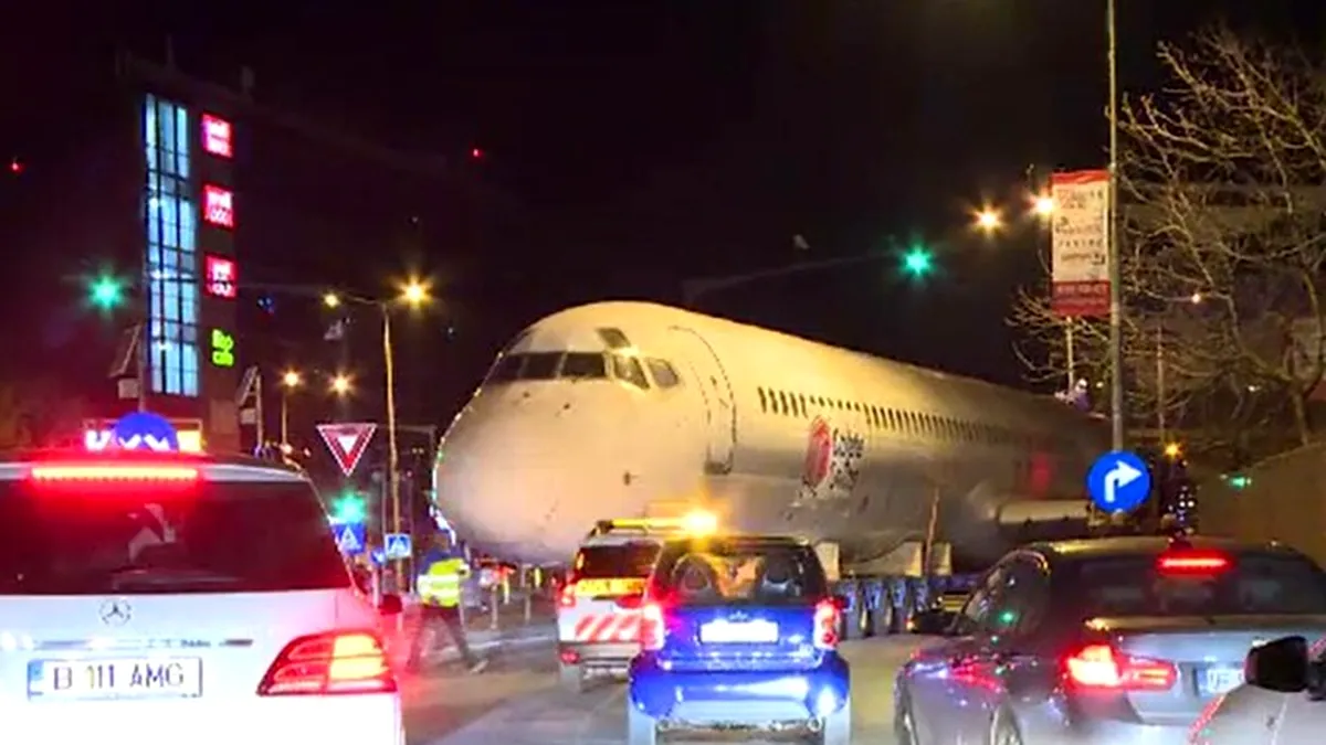 Avion surprins pe străzile din capitală (VIDEO)