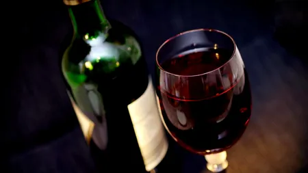 Studiu: 2 pahare cu vin sunt suficiente pentru a atinge limita zilnică de zahăr