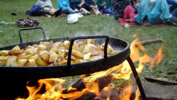 Grătarele sfârâie de 1 Mai: cum am ajuns să sărbătorim Ziua Muncii cu mici și bere