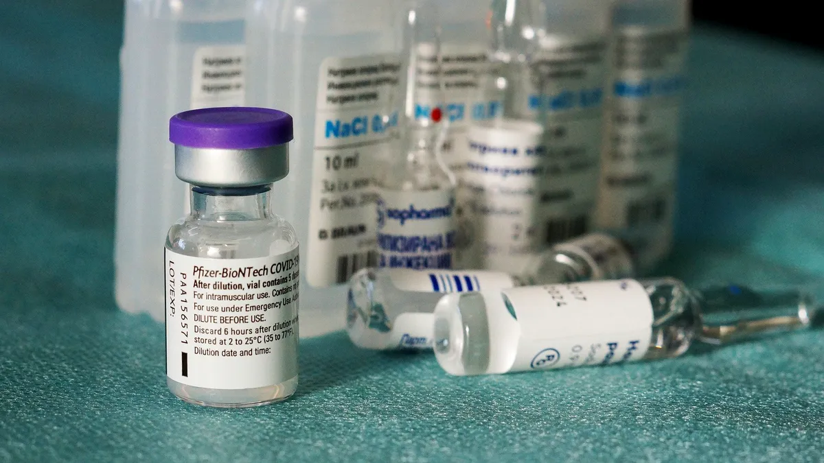 Pfizer-BioNTech: Doză booster adaptată variantei Omicron, gata în 100 de zile!