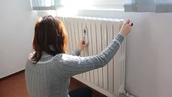 Montarea obligatorie a repartitoarelor de căldură, amânată până la finalul anului 2026. Ce se întâmplă cu ajutorul de 750 de lei