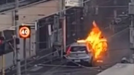 Un bărbat și-a dat foc în mașină după ce s-a declarat nemulțumit de măsurile anti-COVID