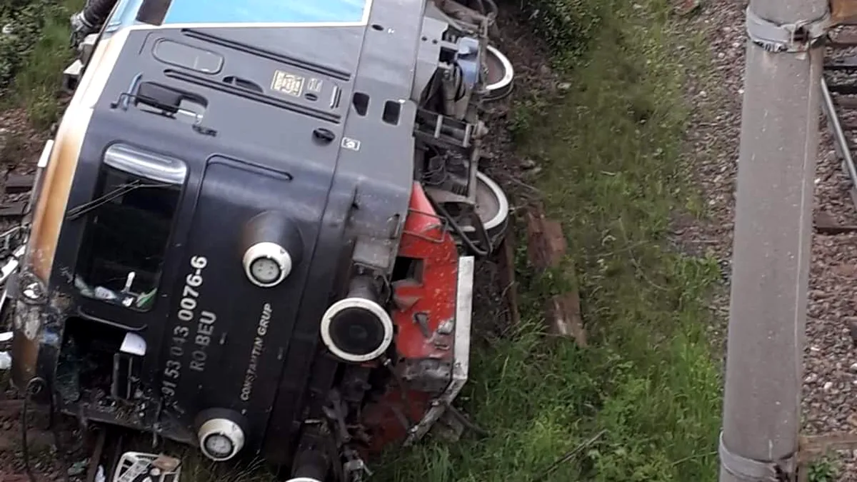 Accident feroviar: O locomotivă s-a răsturnat, mecanicul a fost transportat la spital