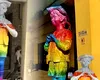 Statuia lui „Domnul Goe” din Gara de Sud din Ploiești, vopsită în culorile LGBT sub ochii Poliției Transporturi