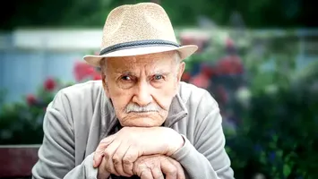 Bătrânețea uitată: datoria noastră față de seniori în România în contrast dur cu demnitatea occidentală