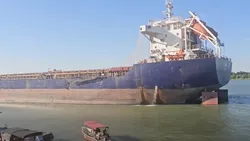 Navă cargo de 10.000 de tone, scăpată de sub control la Tulcea. A „ras” pontoanele de pe faleză și a lovit mai multe ambarcațiuni