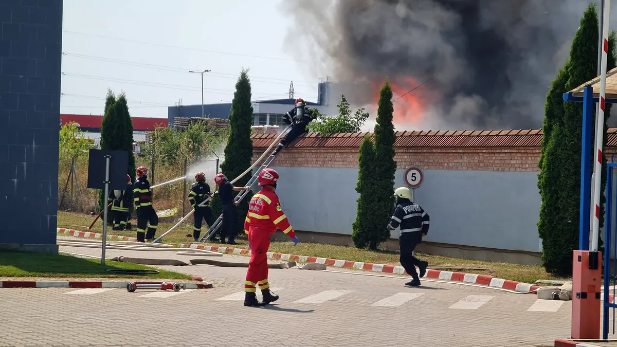 Alba Iulia: Incendiu la un depozit de materiale plastice
