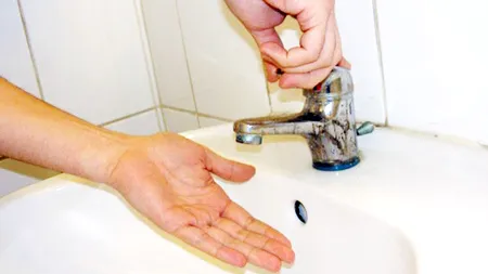Situație gravă la Bacău: orașul nu are apă potabilă de trei zile. Primăria a cumpărat 132.000 de litri de apă pentru populație