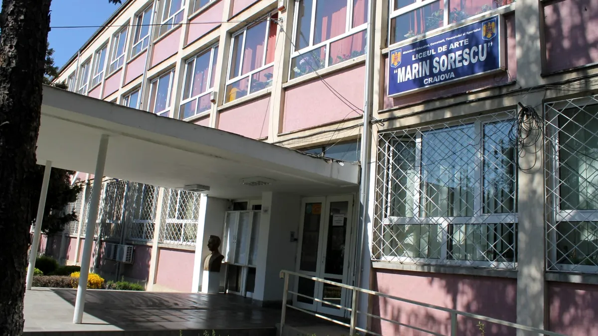 Profesor la un reputat liceu din Craiova și dirijor al Coralei Academice a Filarmonicii Oltenia, reținut pentru viol. Victima era minoră