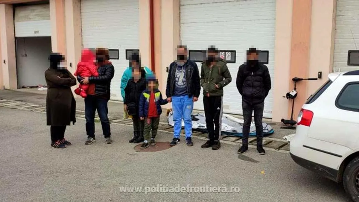Două familii de migranţi care au traversat Dunărea cu o barcă gonflabilă, prinse de poliţiştii de frontieră în Caraş-Severin