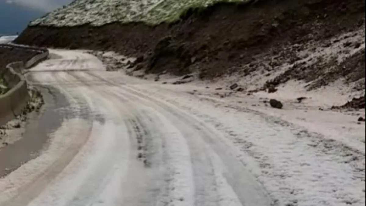 Peisaj ca de iarnă pe Transalpina, unde s-a depus covor de gheață. Grindină cât oul de găină în Vâlcea