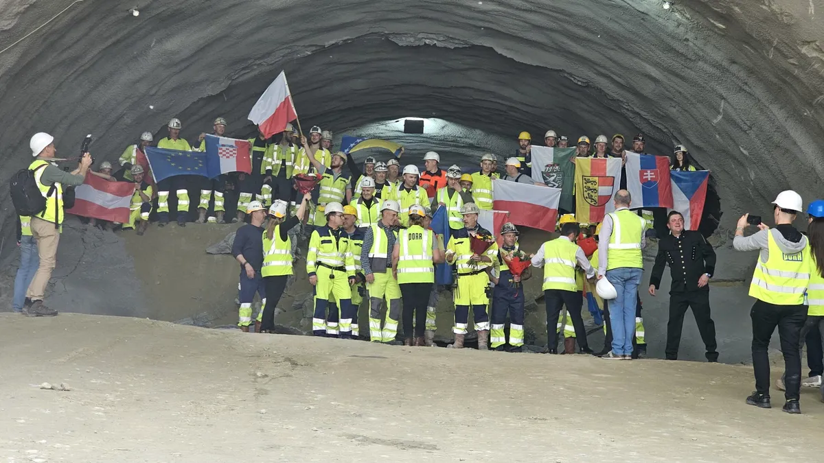 E gata primul tunel al autostrăzii care traversează Carpații! Urmează un altul mai mare